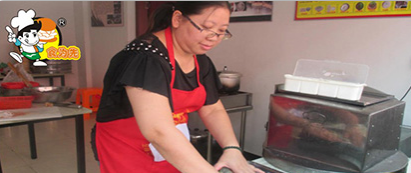 重庆烤鱼的做法项目实际操作内容二 多种口味的制作方法学习、鱼的上料与码味。