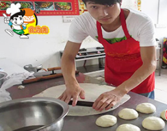 台湾手抓饼的做法项目实操内容三 手抓饼擀面、酱料的调制；